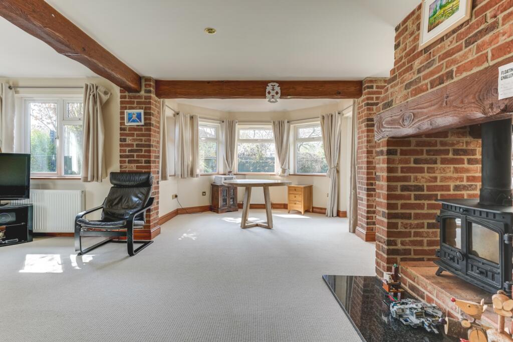 Lounge and lounge alcove