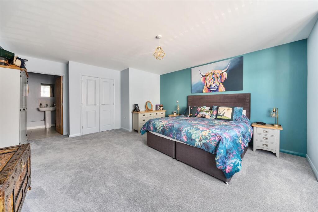 Flat 4, 10 High Street, Gayton (14).jpg
