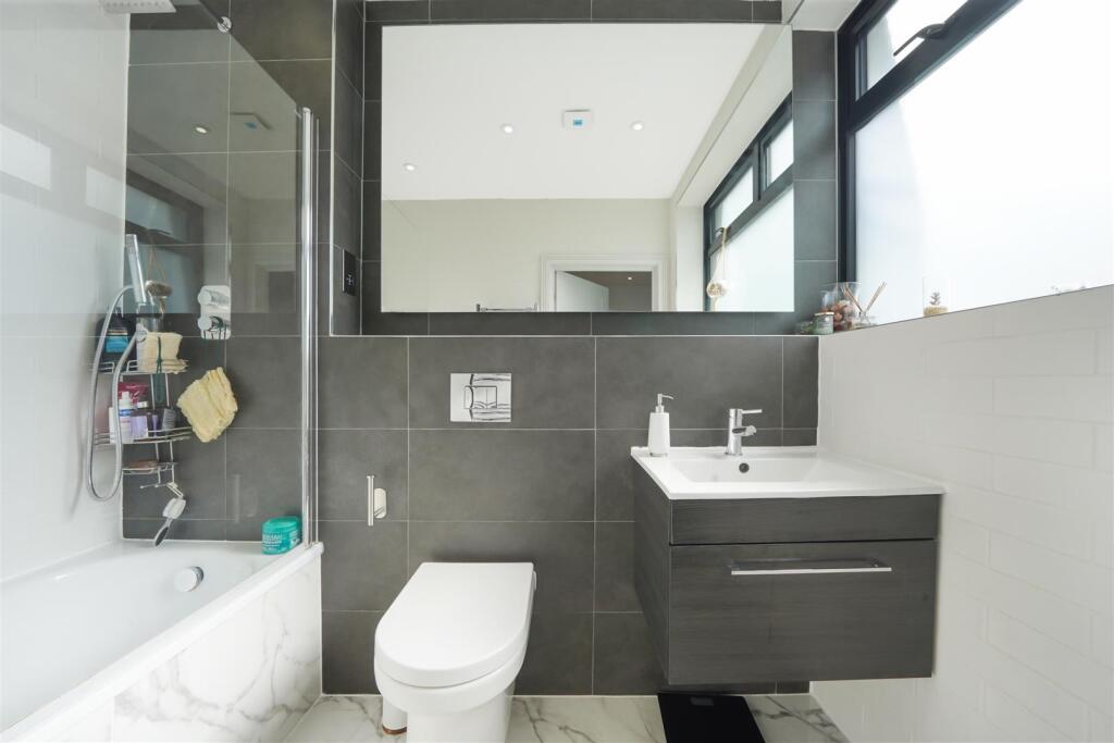 Flat 17, 706 High Road - WGa1e4HLPCkAGne6uqnE.jpg