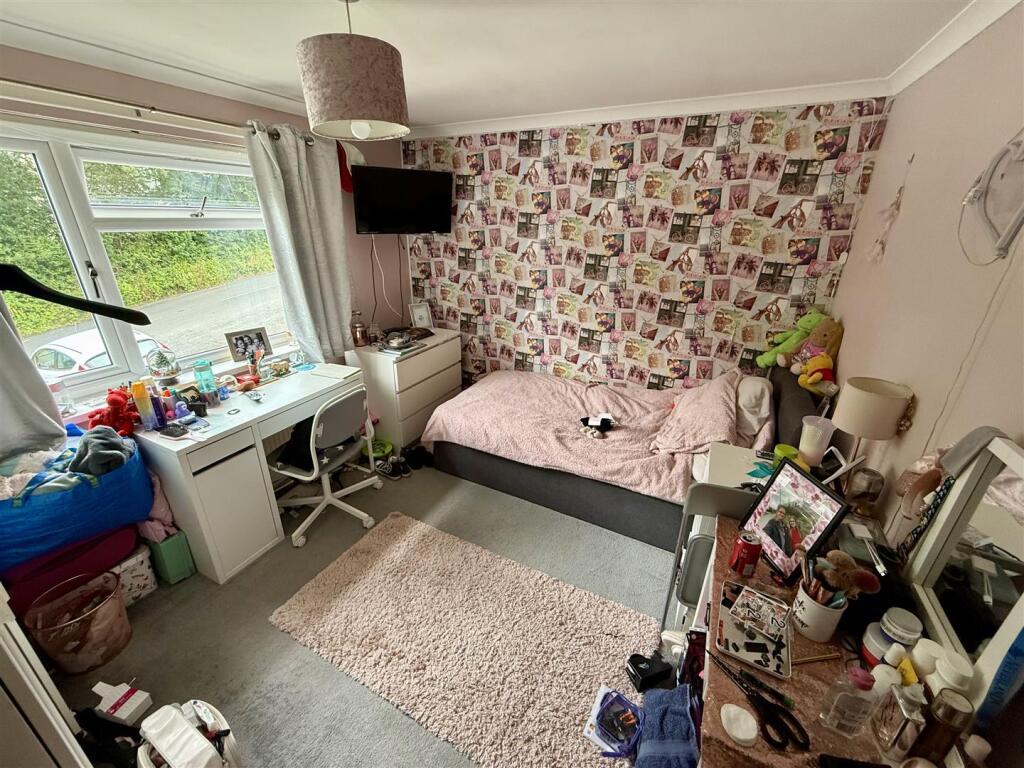 DOUBLE BEDROOM