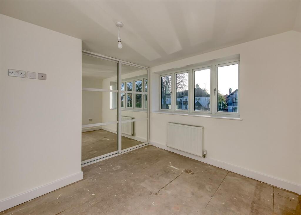 3 Yew Tree Lane-bed2.jpg