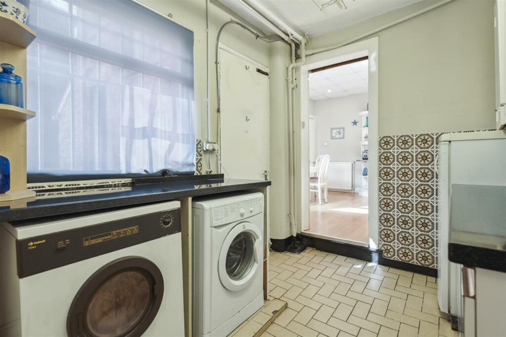 YATES HELLIER - 21 Larch Road (14 of 45).jpg
