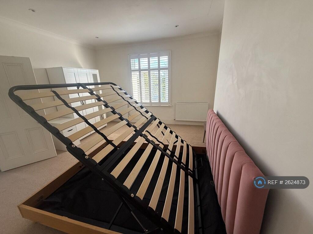 Large Bedroom - Back 