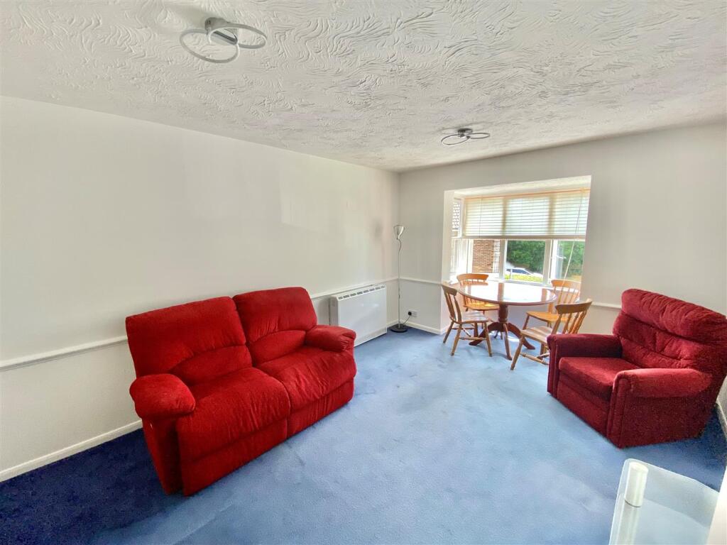 Lounge 2.jpg
