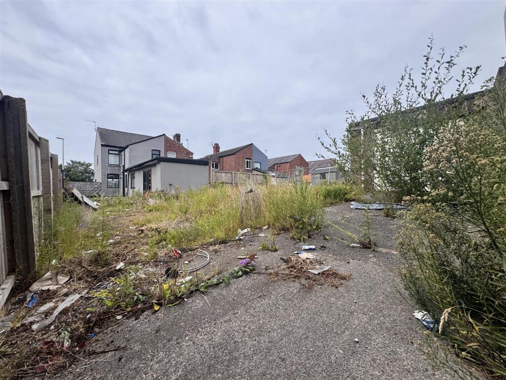 Rear &amp; side garden