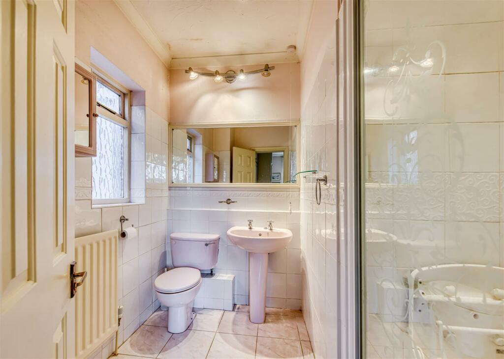 14 Danescourt Road-ensuite.jpg