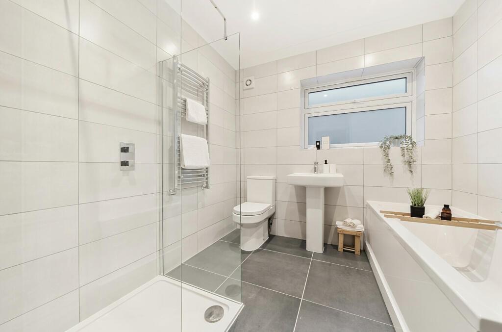 Bathroom 1.jpeg
