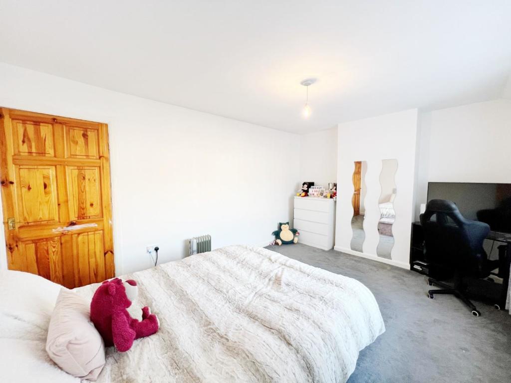 Bedroom 1 pic 3.jpg