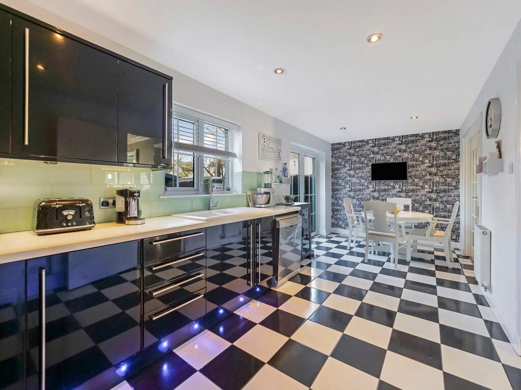 Kitchen/Dining Area