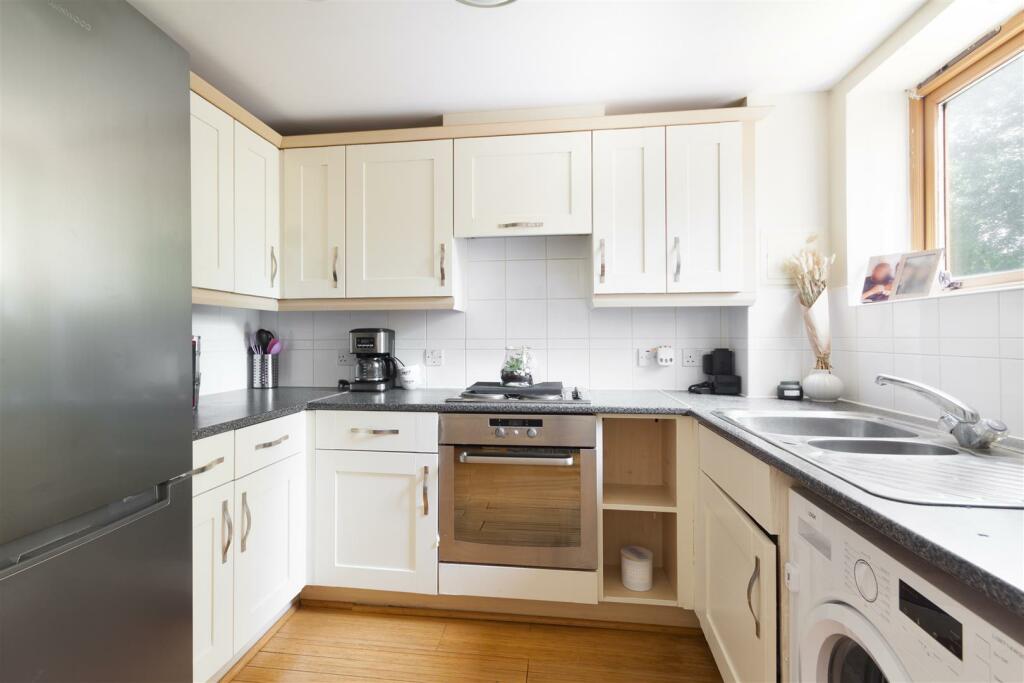 37_spottiswood_court_3_harry_close_croydon_013.jpg