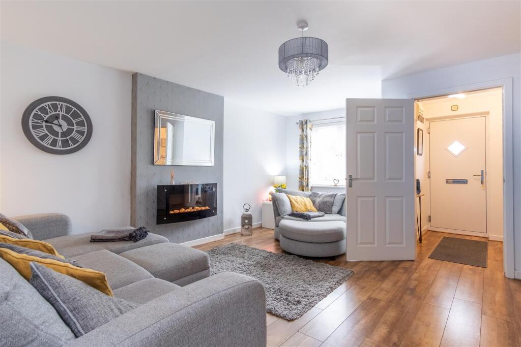 Lounge/Entrance Hall