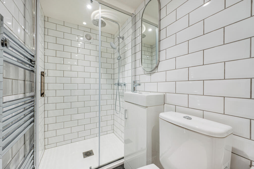 Lower Floor En-Suite