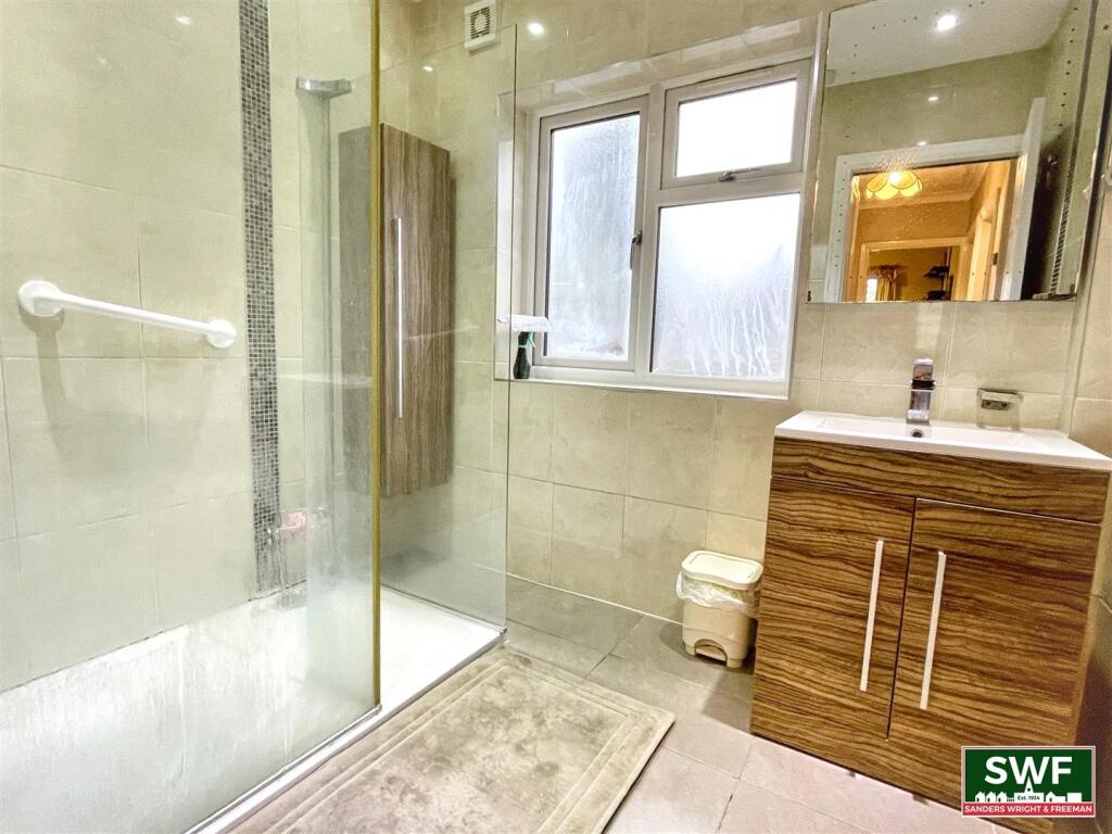 Shower room1.jpg