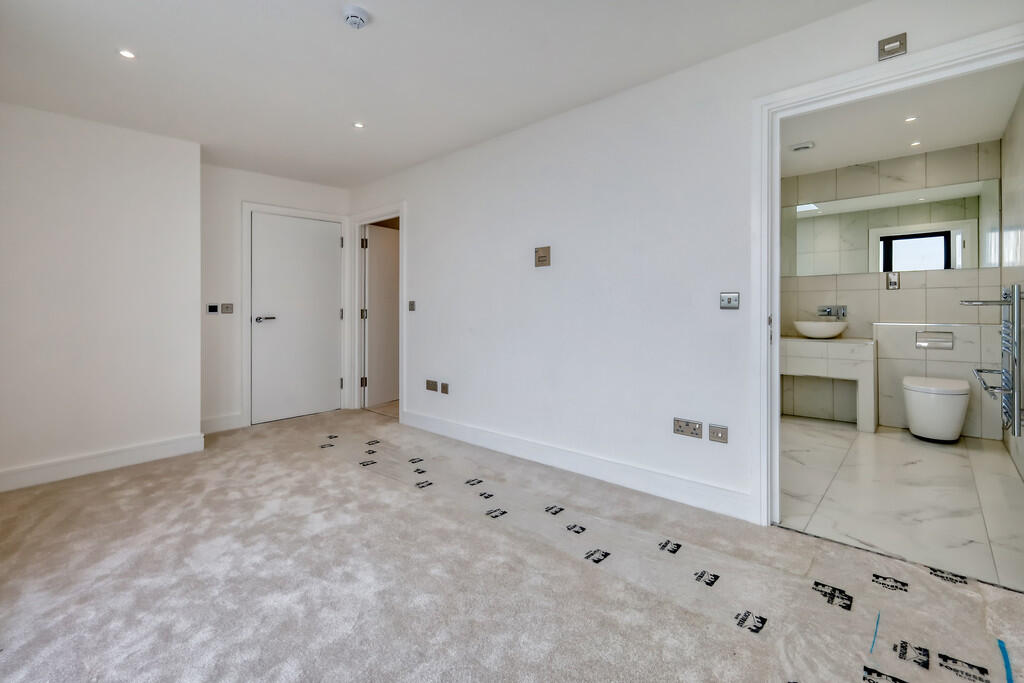 5 Thames View bed...