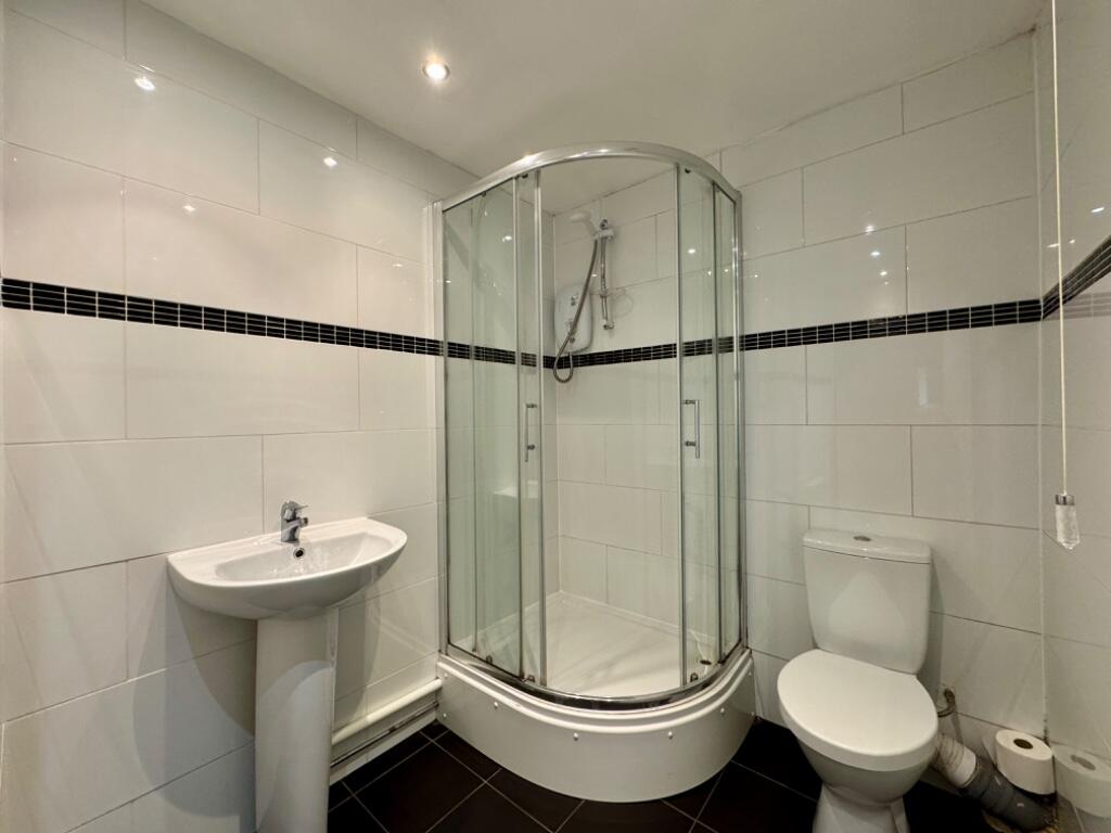 Shower room.