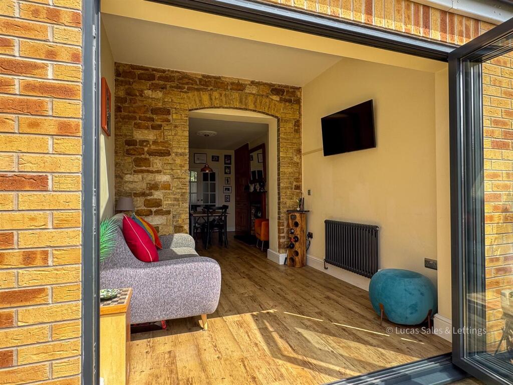 25 Queen Eleanor Rd Geddington-04.jpg