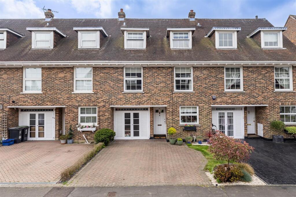 66 Theydon Grove (34).jpg