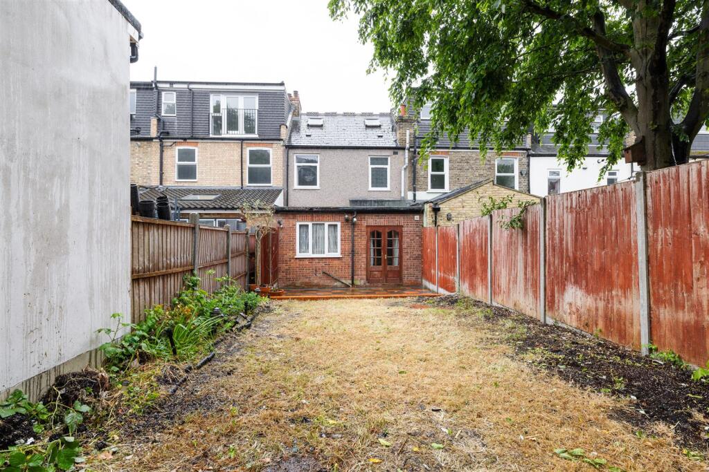 Selwyn Avenue, E4