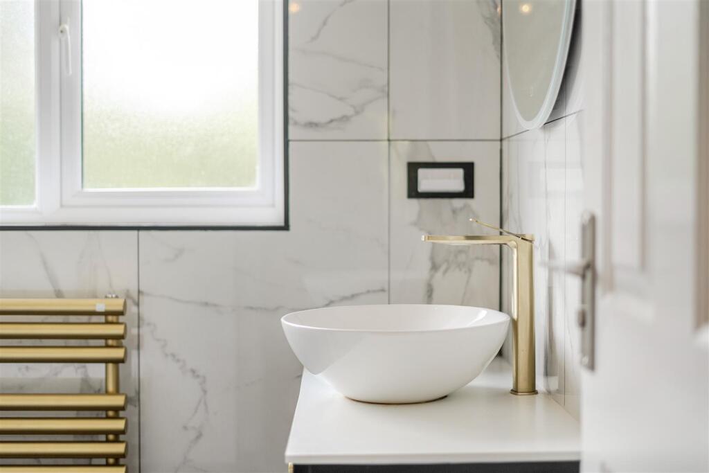 3 Croft Way bathroom.jpg