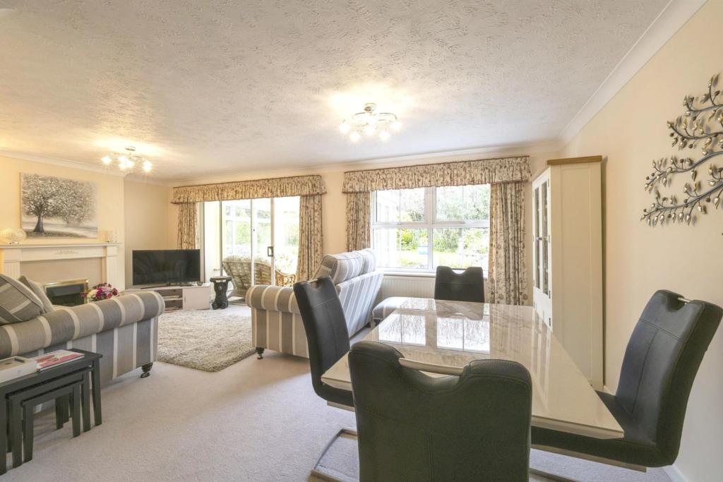 Lounge/Dining Room