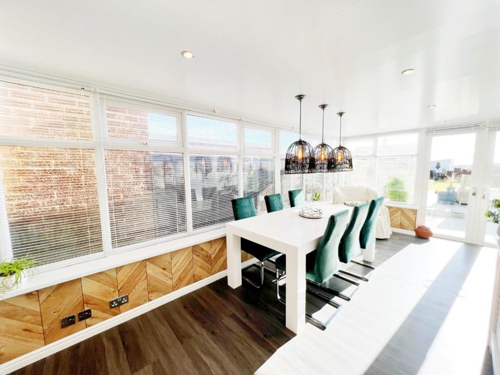 Dining Family Area pic 2.jpg