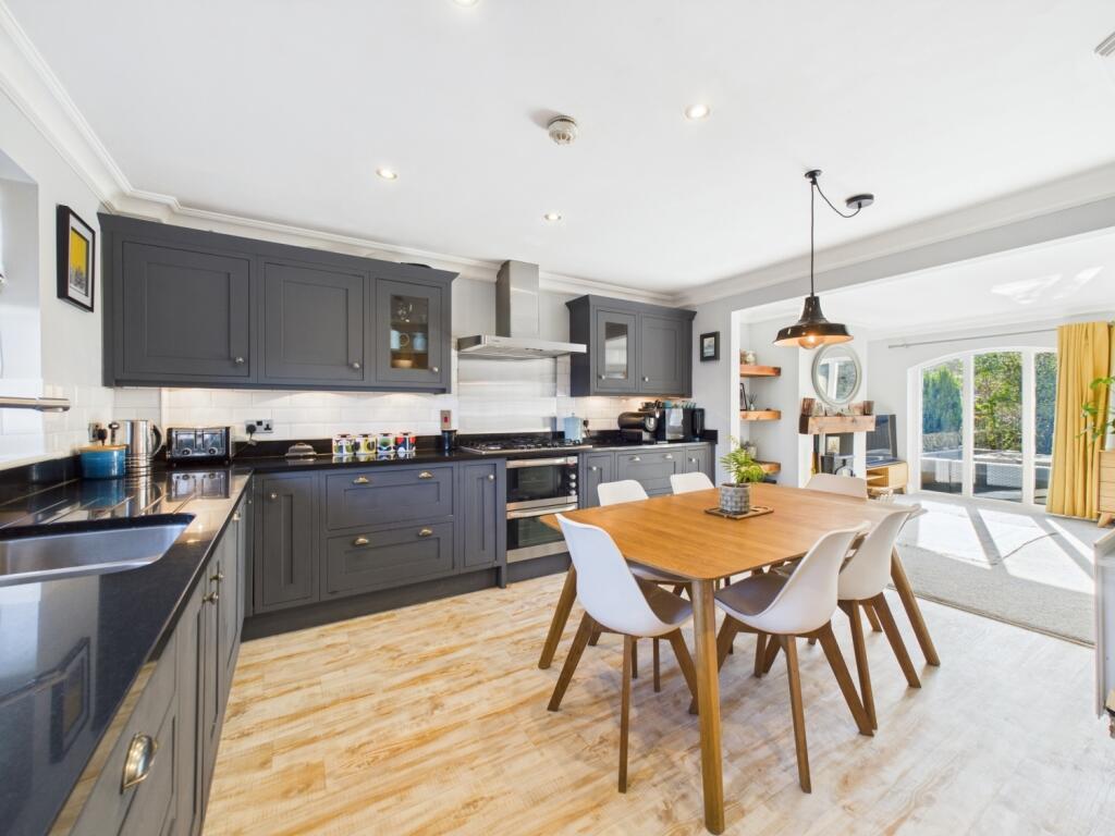 Open Plan Dining Kitchen to Living Room