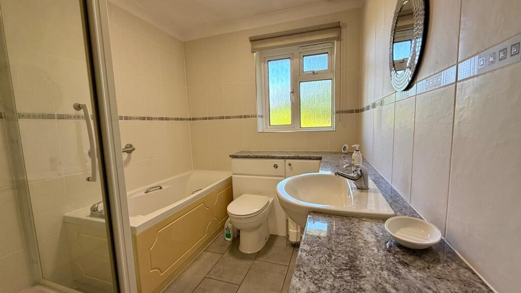 11 bathroom.jpg