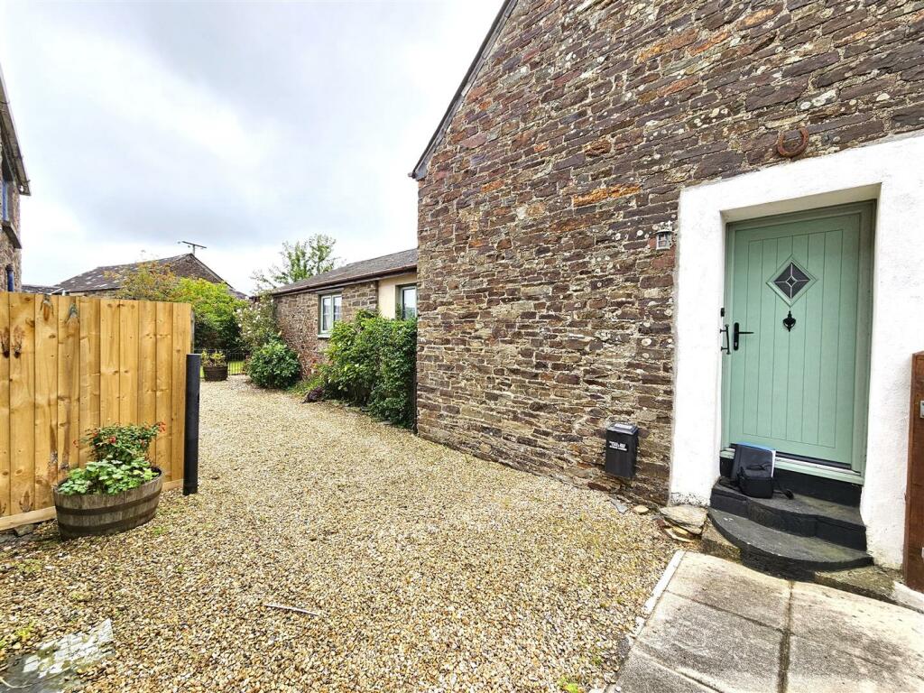 Front entrance drive.jpg