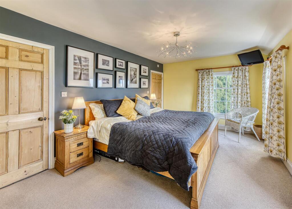 The Grove-bed1.jpg