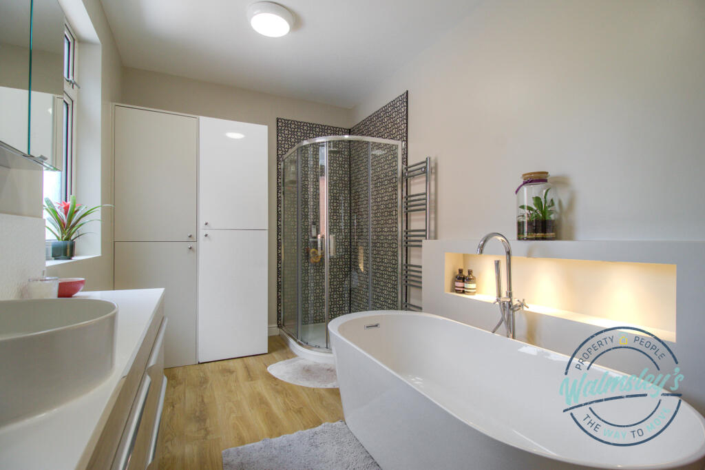 Luxury Bathroom with storage &amp; airing cupboard