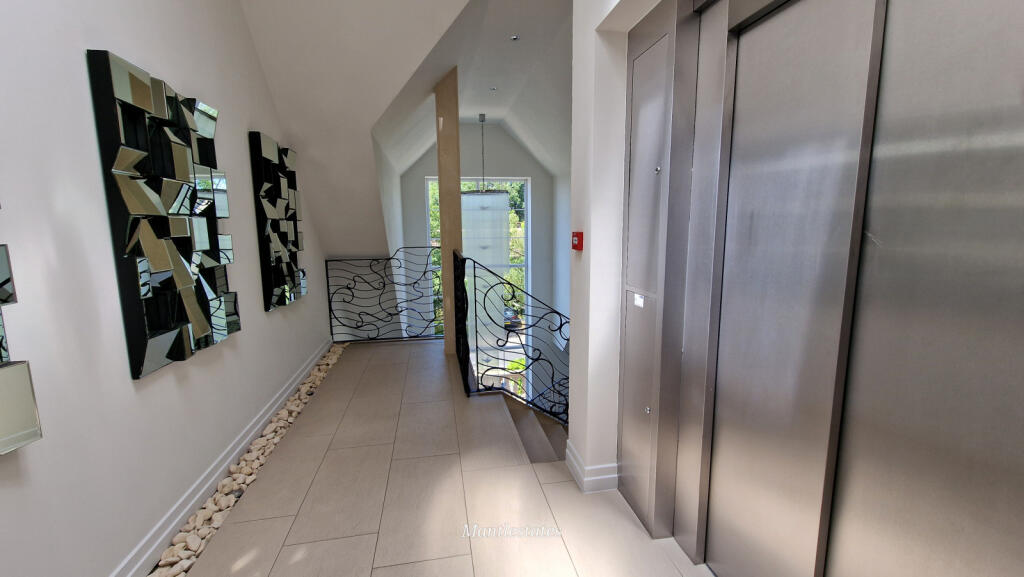 COMMUNAL HALL WAY - LIFT