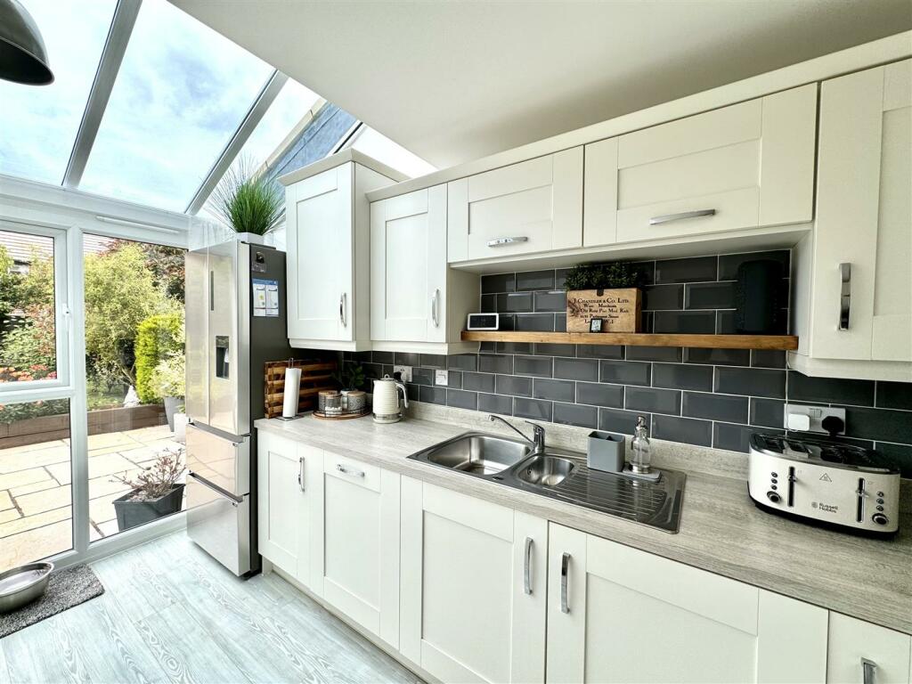 KITCHEN/BREAKFAST AREA