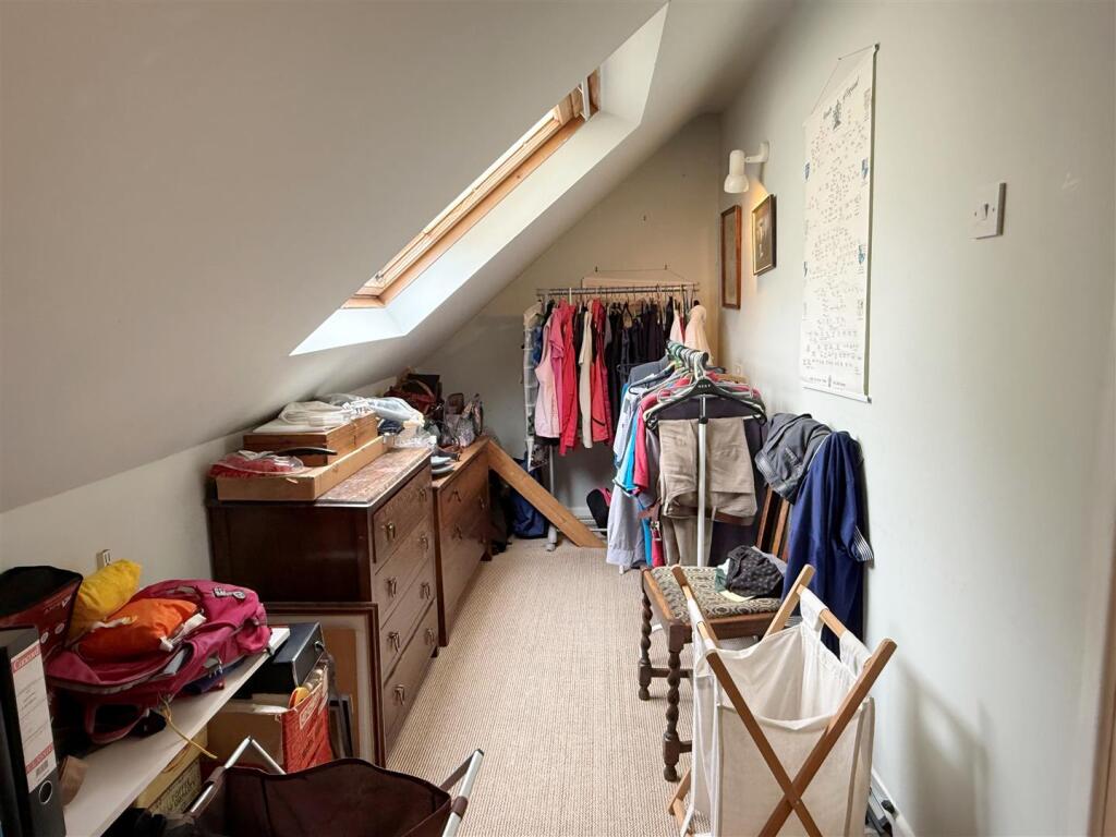 Bed 1 walk in wardrobe.JPG
