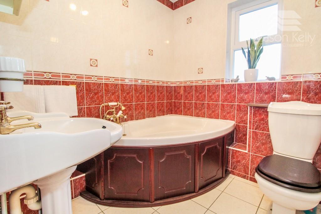 EN SUITE BATHROOM