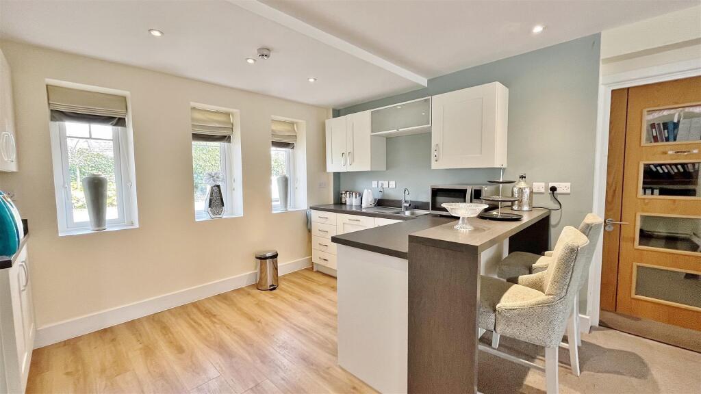 Communal Kitchen &amp; Lounge