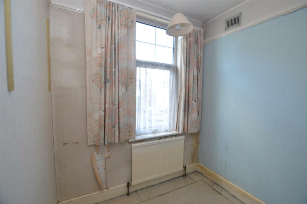 444 Hanworth Road bed 3.JPG