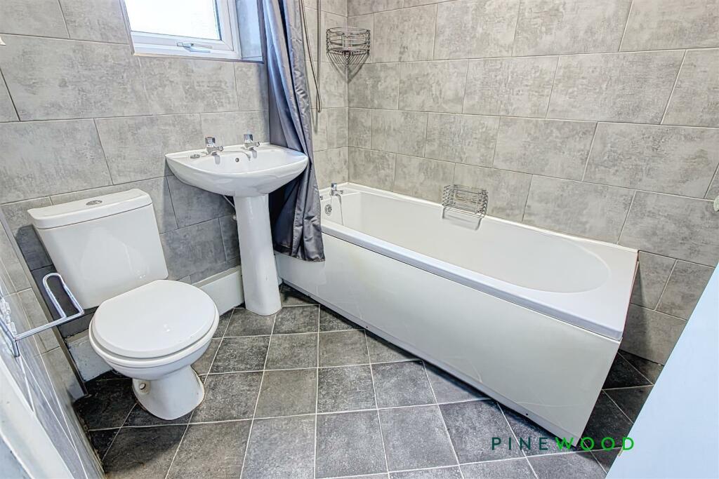 GROUND FLOOR BATHROOM