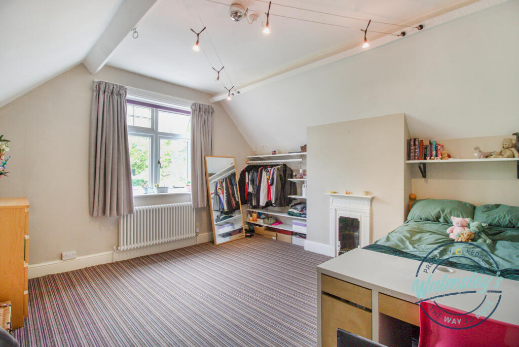 Double bedroom to top floor