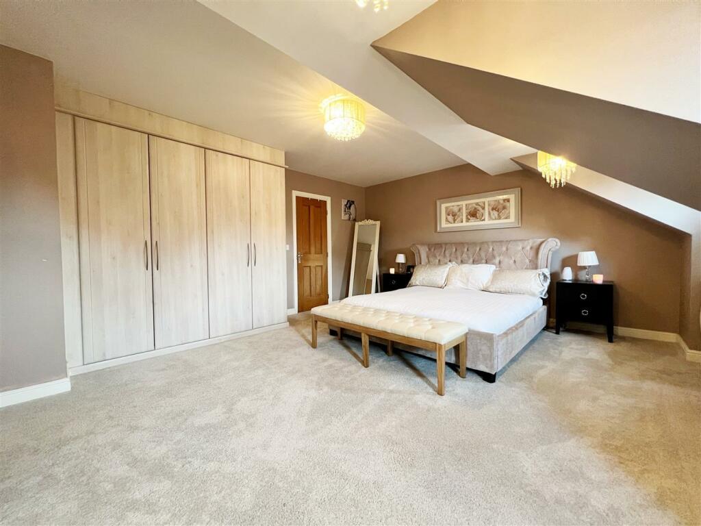 Bedroom 1 pic 2.jpg