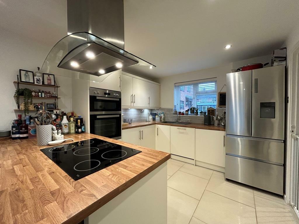 KITCHEN / DINING ROOM
