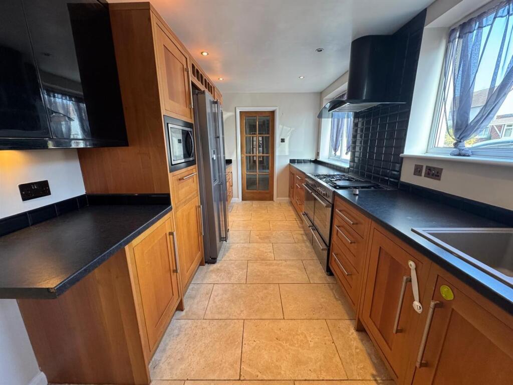 Kitchen 4.jpg