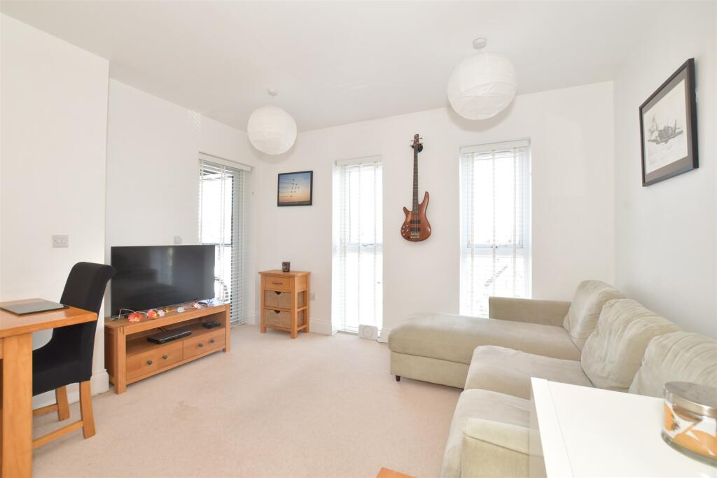 Lounge/ Kitchen