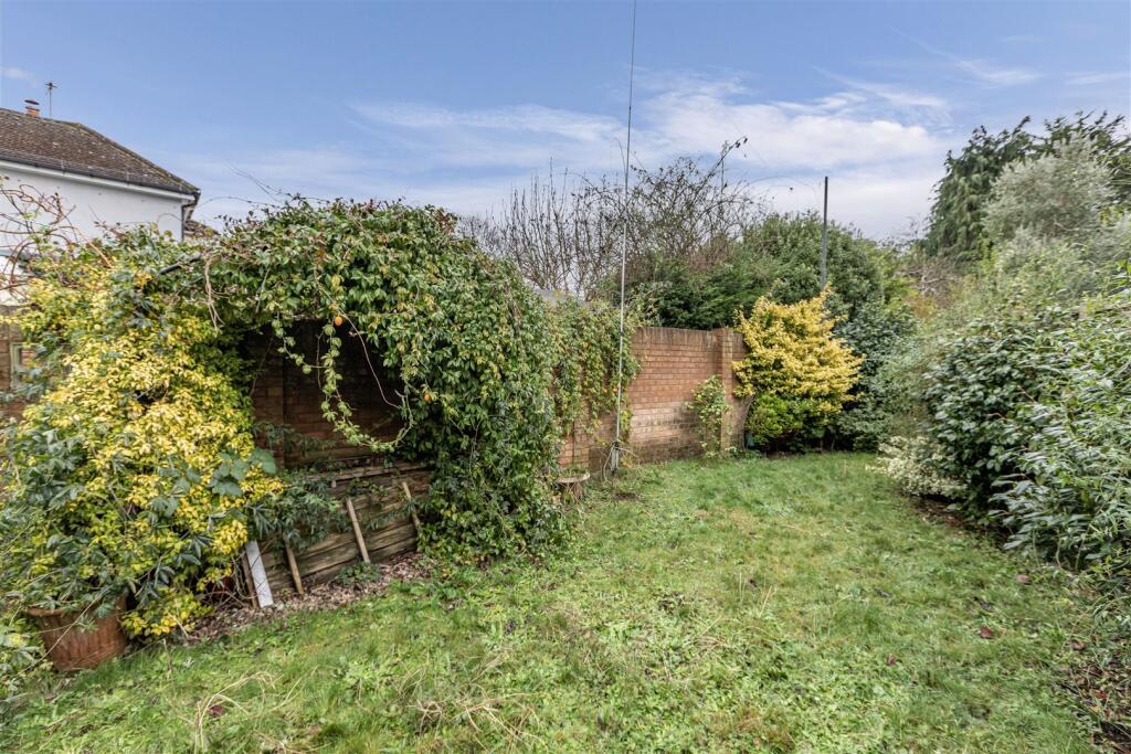 50 Petersham Avenue, Byfleet, KT14 7HY - 18.jpg