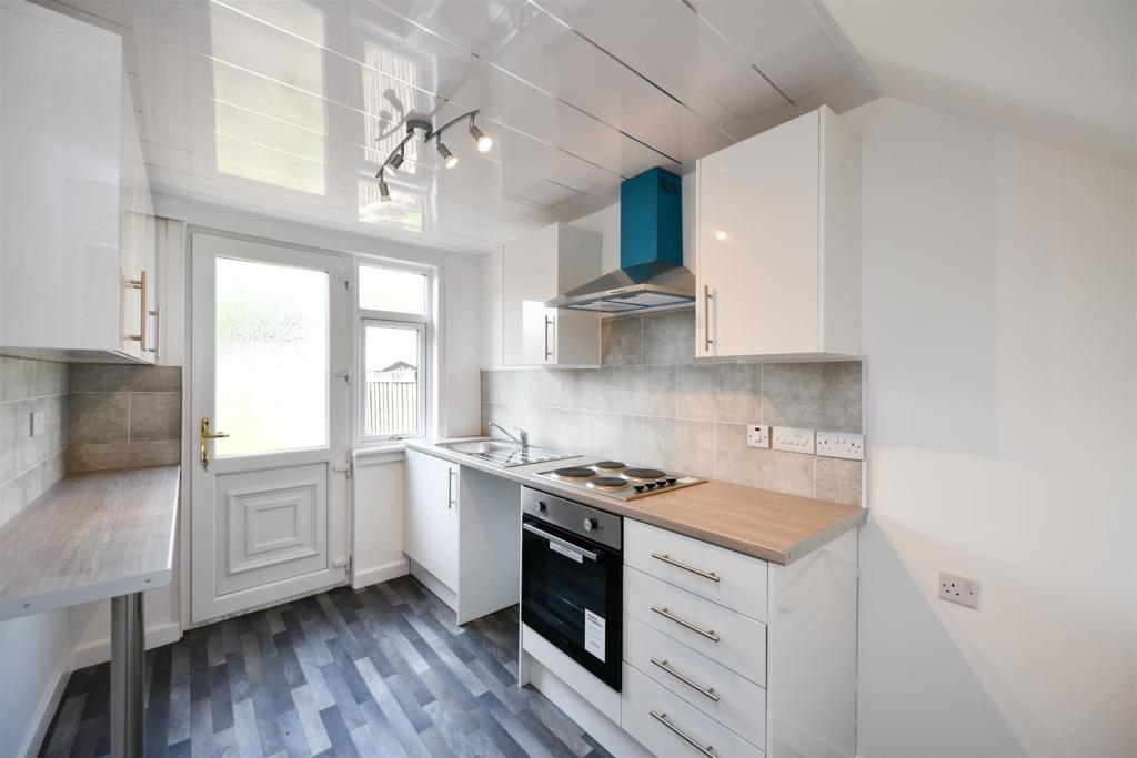 11 Holehouse Drive Kitchen.jpg