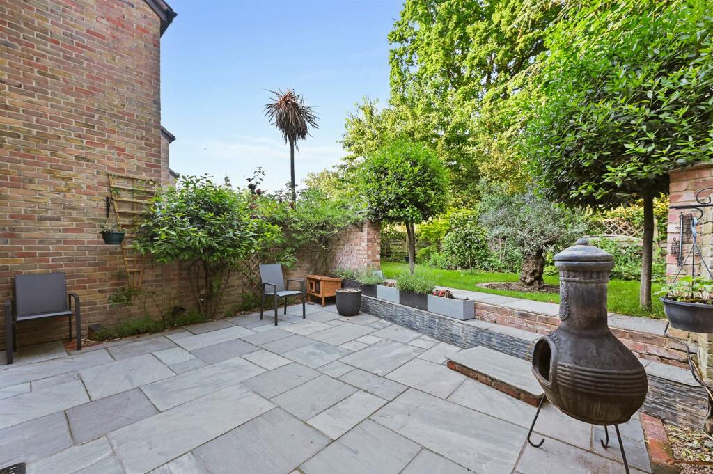 HJ - 34 The Farthings - GardenB3 (1).jpg