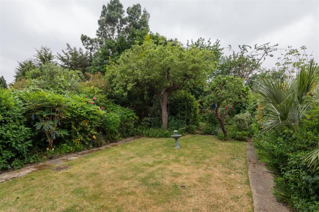 South View Drive, E18