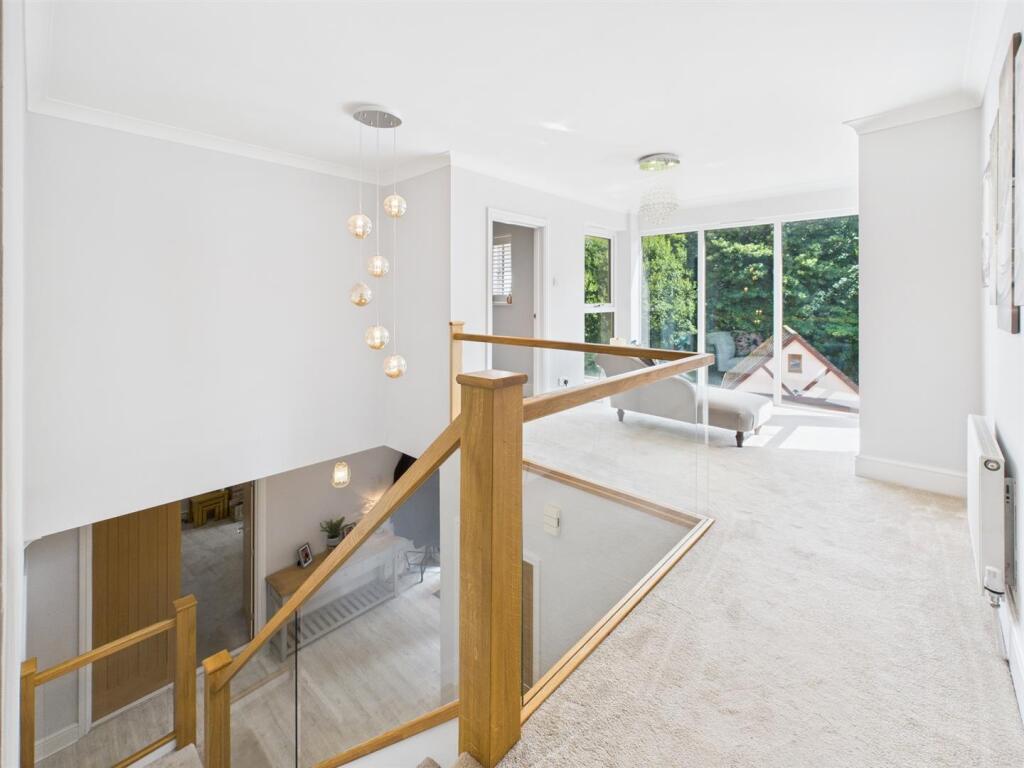 FIRST FLOOR LANDING