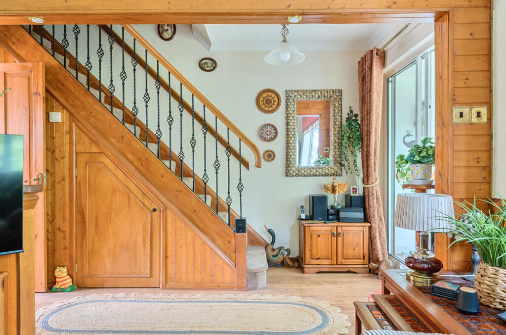 1304258-6-683df77...