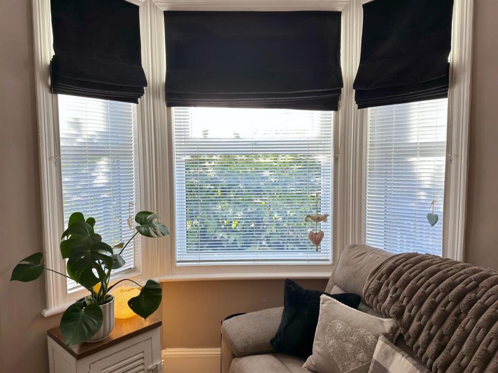 BAY WINDOW.jpg