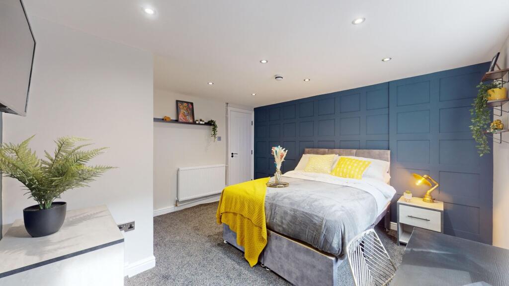 This beautifully designed double bedroom featur...